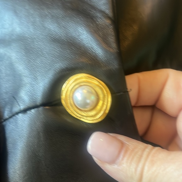 Vintage black leather jacket/coat with goldtone and pearl button - Picture 6 of 6